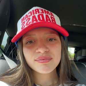 Meet your Posher, Mia